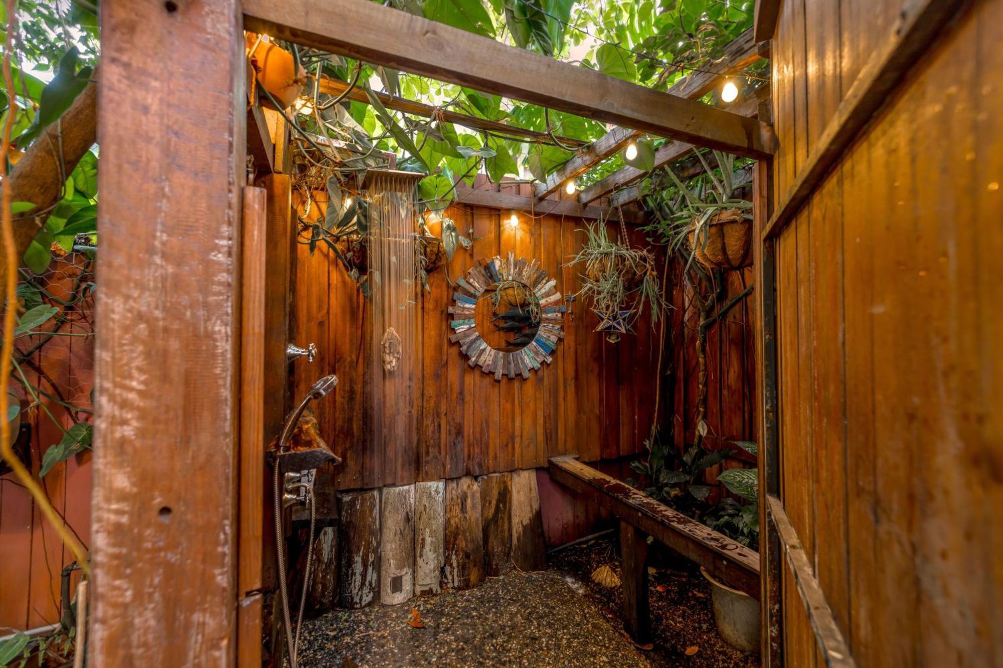بيت شباب Travellers Oasis كيرنز المظهر الخارجي الصورة The outdoor shower at the Garden of Eden