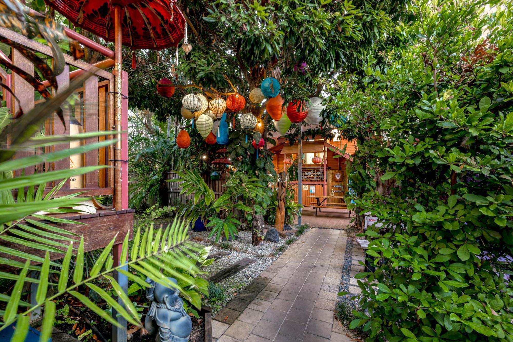 بيت شباب Travellers Oasis كيرنز المظهر الخارجي الصورة Entrance to the restaurant